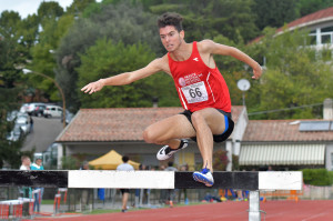 Niccolò Ghinassi durante un passaggio dei 200siepi - foto Andrea Bruschettini